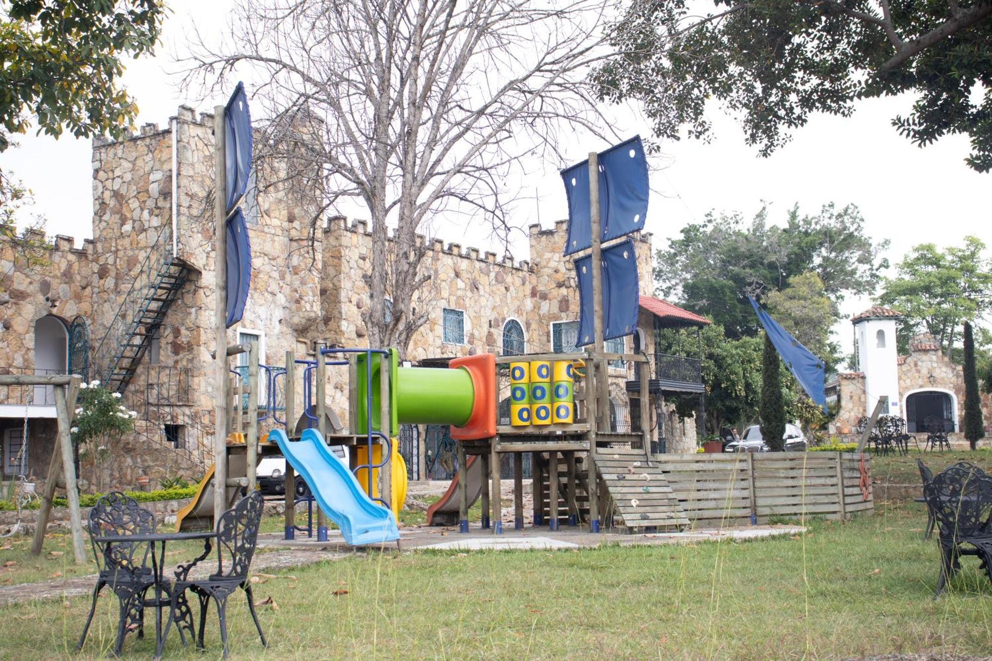 Hotel El Castillo Chinauta Exterior photo