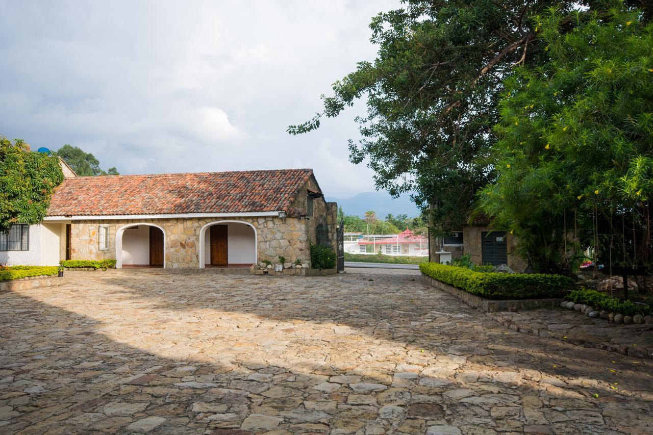 Hotel El Castillo Chinauta Exterior photo